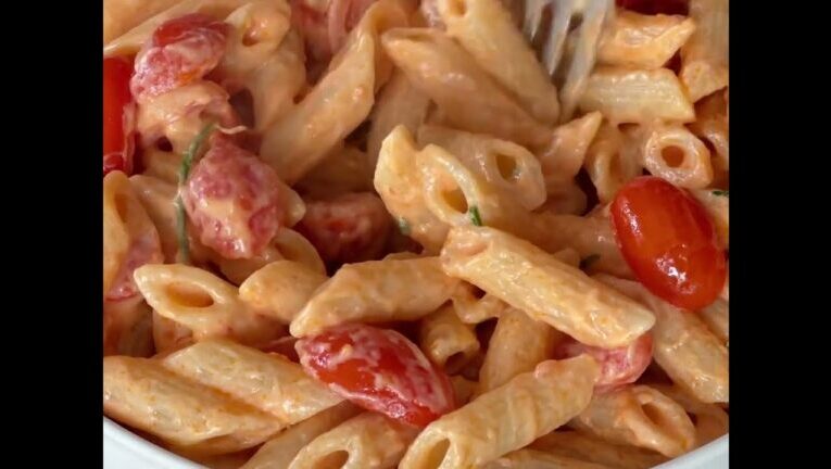 Pasta cremosa con datterini gialli e philadelphia: un’esplosione di sapori in soli 30 minuti!