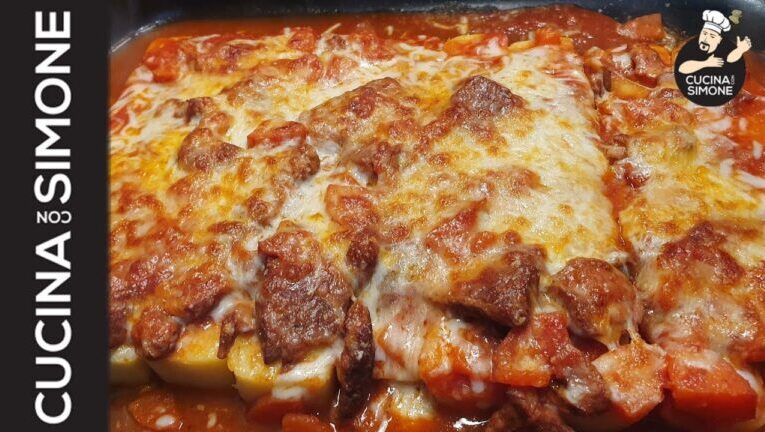 Pasticciati con gusto: la ricetta della deliziosa polenta pasticciata al forno con ragù