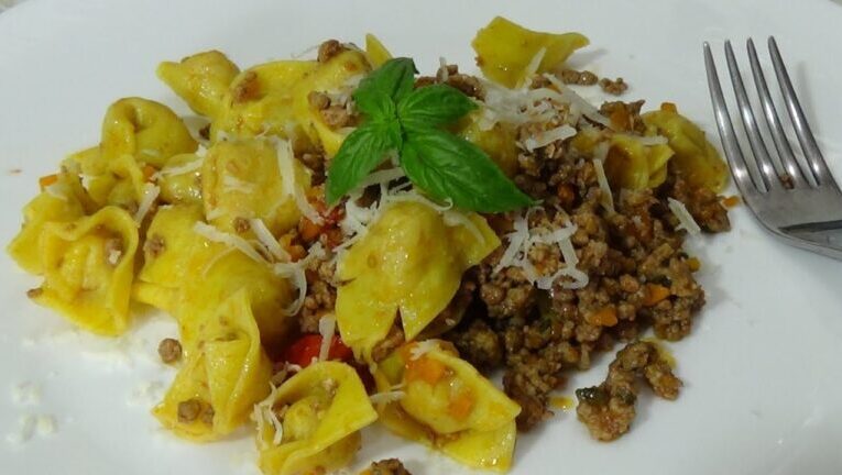 Tortellini al top con il condimento estivo: un’esplosione di gusto in ogni boccone!