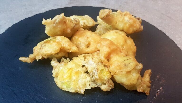 Fiori di zucchina senza lievito: la ricetta della pastella perfetta per un antipasto gustoso