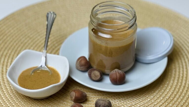 Pasta di nocciola fatta in casa: scopri la ricetta facile in pochi passi!