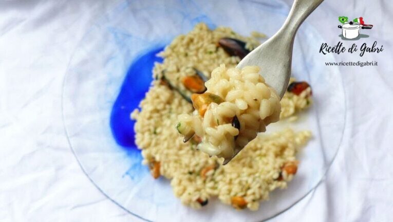Riso e Cozze in Bianco: Una Ricetta Semplice per un Piatto di Mare dal Sapore Intenso