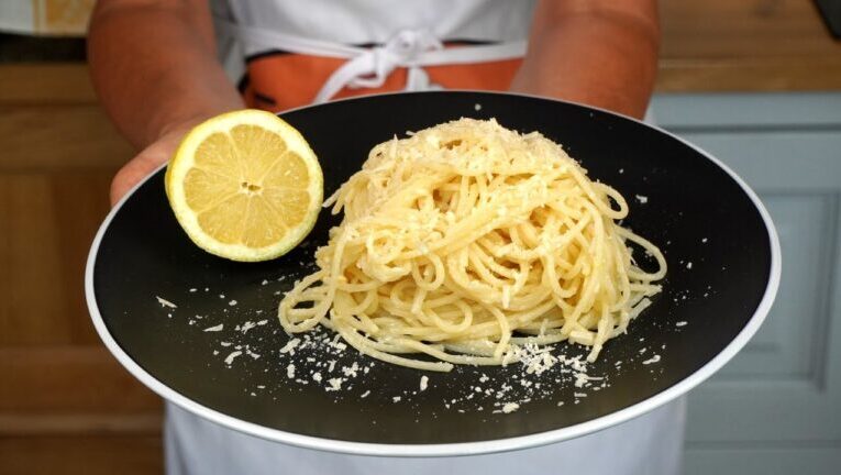 Spaghetti al Limone: Sapore senza Burro in meno di 70!