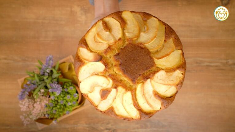 Squisita torta di mele: scopri il segreto della farina di riso e il tocco irresistibile del cioccolato!
