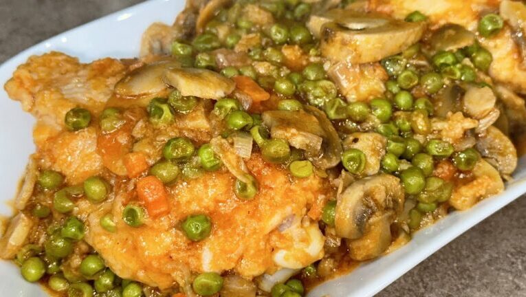 Sovracosce di pollo in umido: la ricetta perfetta con l’aggiunta dei deliziosi piselli!