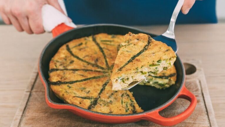 Frittata sfiziosa di asparagi al forno, ricetta gustosa dalla Puglia
