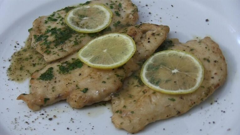 Piacere al palato con petto di pollo in padella morbido: la ricetta senza farina!