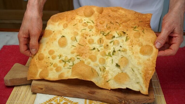 Schiacciata croccante: la ricetta perfetta da preparare in padella!
