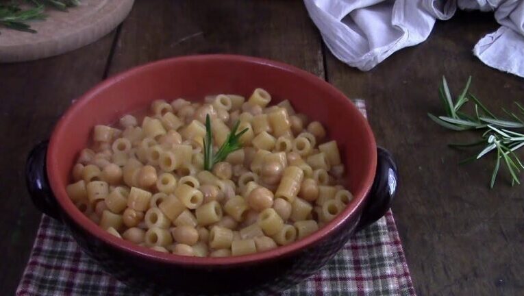 Cucina come un vero romano con la ricetta della minestra di ceci alla romana: nutriente e deliziosa!