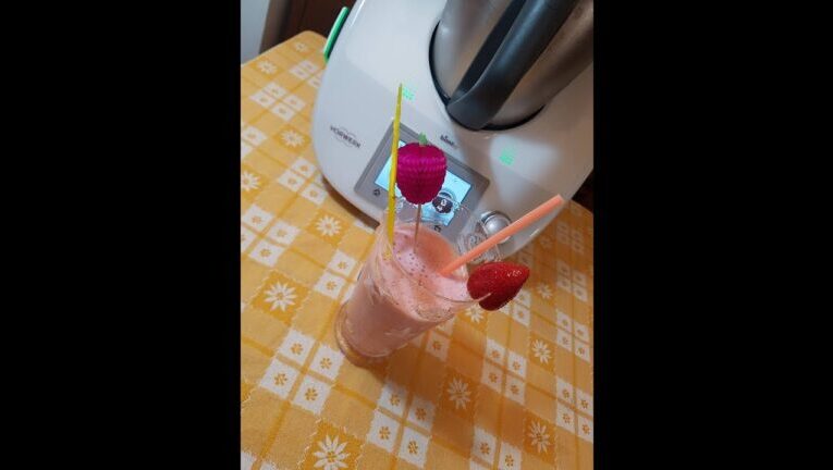 Frappe di fragole con Bimby: la ricetta facile e golosa in 5 minuti