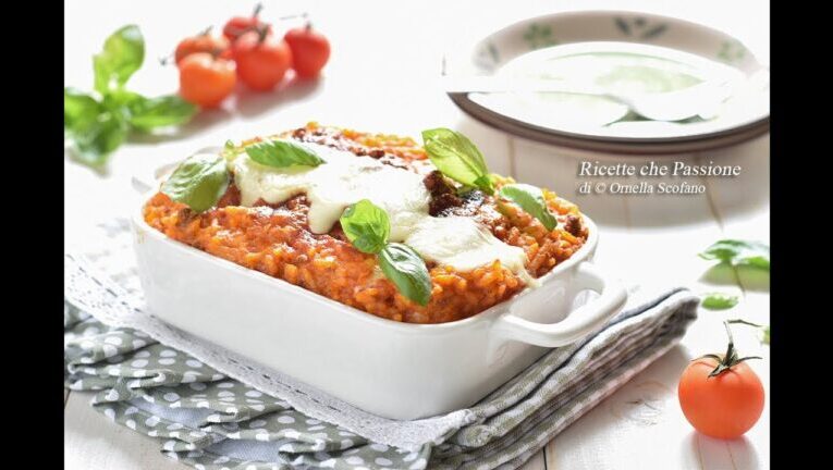Il delizioso riso al forno: un’esplosione di sapori con sugo e besciamella!