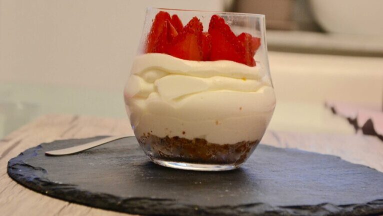 Cremosa e Veloce: Cheesecake al Bicchiere con Philadelphia