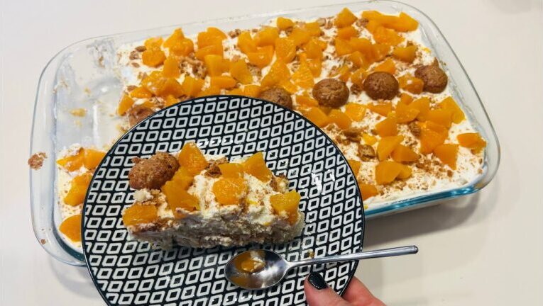 Dolce tentazione: pesche e amaretti svelano il loro sapore in un barattolo