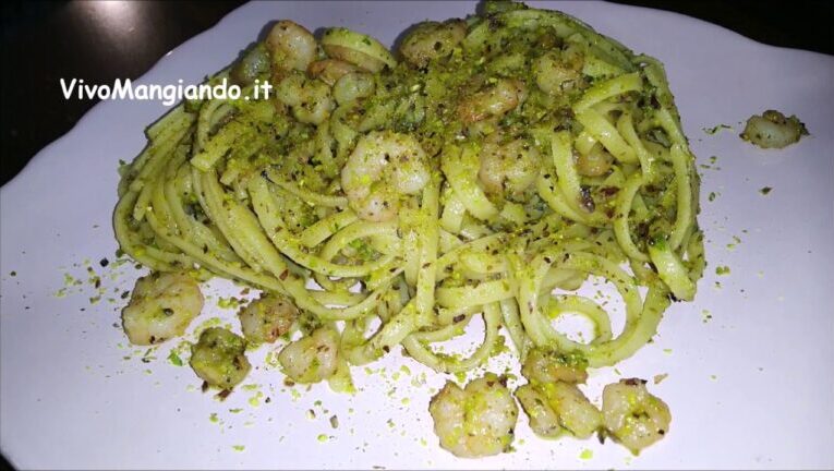 Pasta al pesto di pistacchi con gamberetti surgelati: una delizia pronta in pochi minuti!