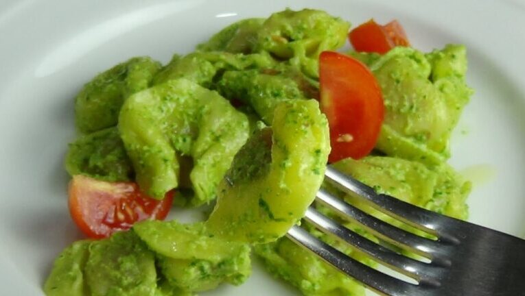 Svelati i 5 condimenti irresistibili per i tuoi tortellini freddi: scopri il segreto del gusto estivo!