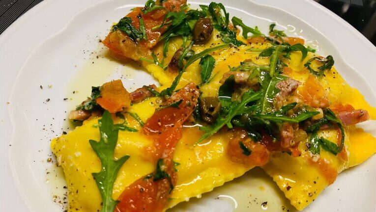 Il tocco affumicato: condire i ravioli ripieni di gorgonzola e speck per un’esplosione di sapori!