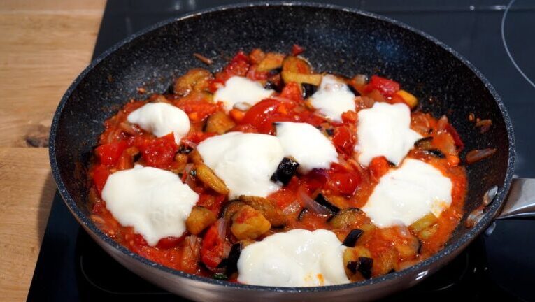 Deliziosa ricetta: melanzane e mozzarella in padella, senza pomodoro.