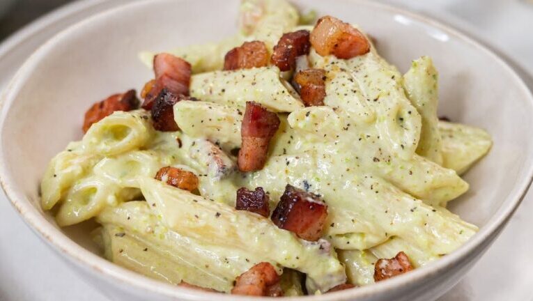 Pasta irresistibile: granella di pistacchio, speck e panna al top!