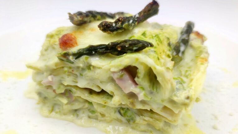 Deliziose lasagne: l’incontro irresistibile di asparagi, prosciutto cotto e formaggio
