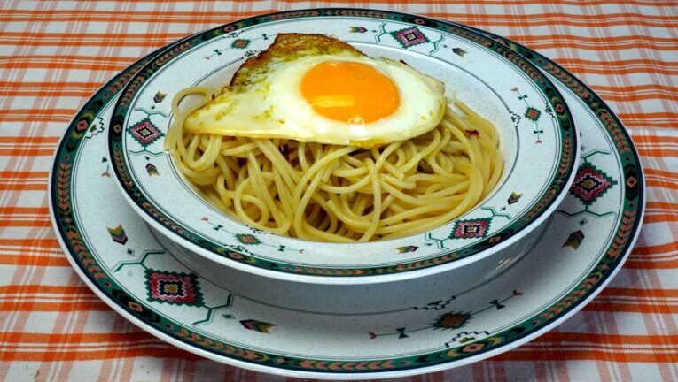 Pasta irresistibile con stracchino e uova: la ricetta perfetta in soli 30 minuti