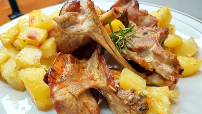 Il segreto per un abbacchio al forno marinato irresistibile: scopri la ricetta!
