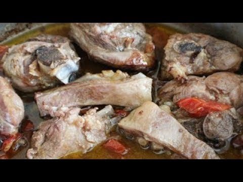 Cosa accade quando il capretto in umido incontra la delizia del pomodoro? Scopri il connubio gustoso in 70 caratteri.