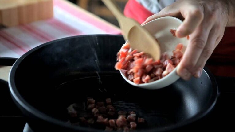 Fagioli con pancetta a cubetti: un connubio irresistibile per palati sofisticati!