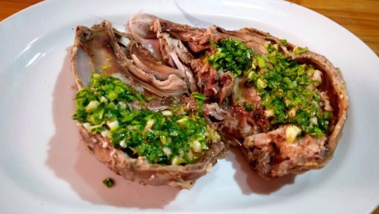 Testa di capretto al forno: un’insolita delizia culinaria in 70 minuti!