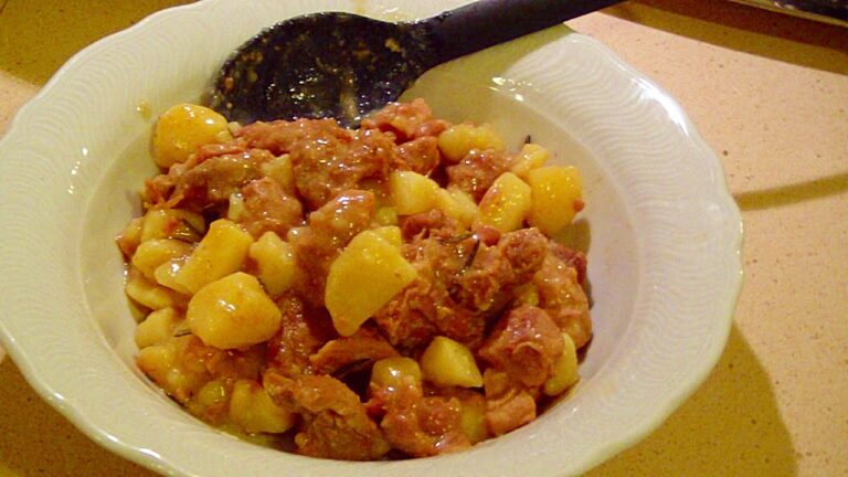 Spezzatino di vitella: il segreto per un gusto impeccabile e veloce con la pentola a pressione!