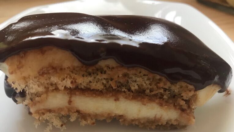 Delizioso pan di spagna: la golosa tentazione con crema pasticcera e cioccolato