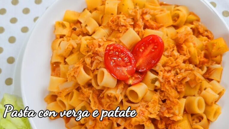 Pasta con verza e pomodoro: un matrimonio gustoso in 30 minuti