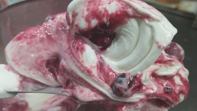 Il delizioso segreto del gelato variegato all’amarena: Gusto e freschezza in un unico sorso!