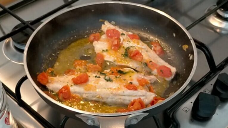 Branzino intero in padella: un’esplosione di sapori con i pomodorini