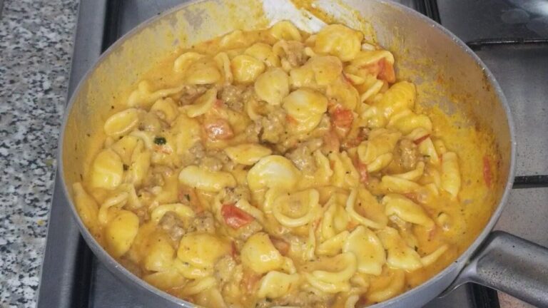Pasta d’autore: la ricetta della salsiccia con pomodorini e burrata