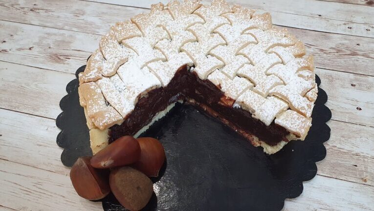 Castagnaccio irresistibile: la ricetta delle castagne fresche che conquista tutti