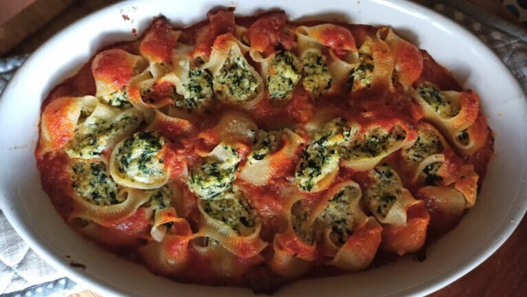 Saporiti Ravioli: Ricotta e Spinaci con Sugo di Salsiccia, il Perfetto Connubio Gustoso!