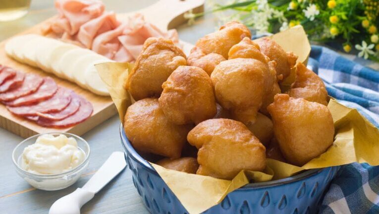 Frittelle leggere e salutari: la ricetta delle frittelle acqua e farina al forno