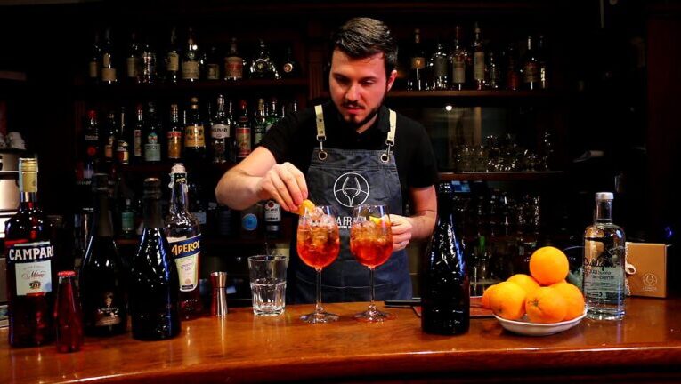 Il mix perfetto: l’aperitivo con Prosecco e Crodino che fa impazzire