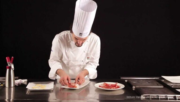 Spumeggiante Creatività: La Innovativa Spuma di Parmigiano sorprende con il Suo Sinfonico Sifone