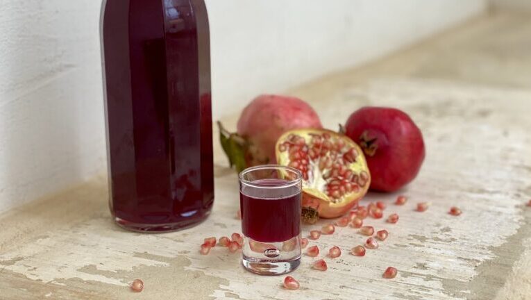 Scopri il delizioso Liquore al Succo di Melograno: Un’eccitante esperienza gustativa in 70 caratteri!