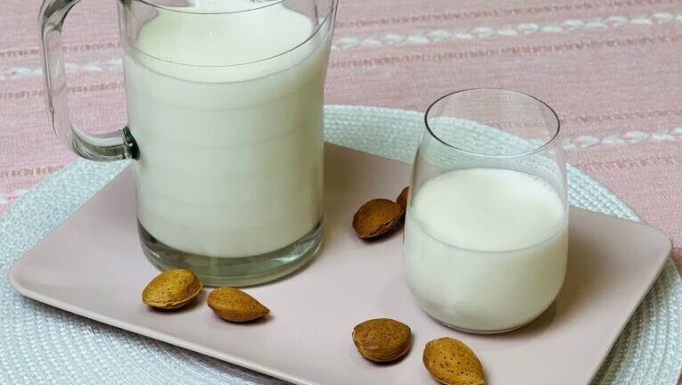 La potenza delle mandorle: scopri il delizioso connubio del latte e della pasta di mandorle!