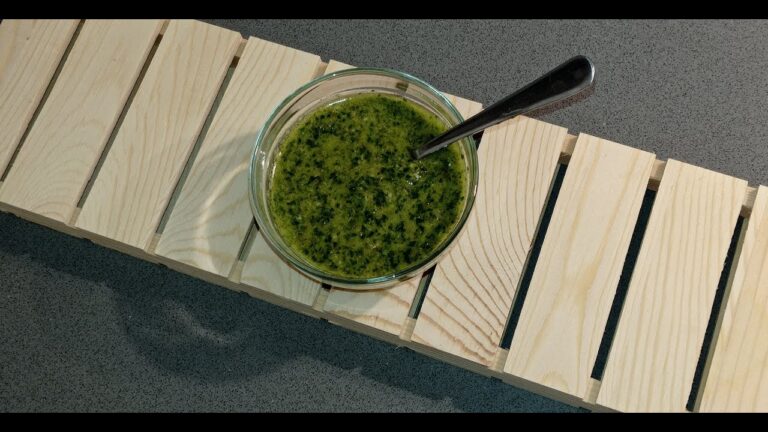La salsa verde per un bollito di successo: i segreti di una ricetta senza pane!