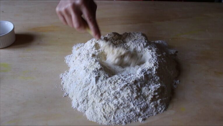 Pane in pasta per scacciata: la ricetta segreta per un’irresistibile delizia siciliana.